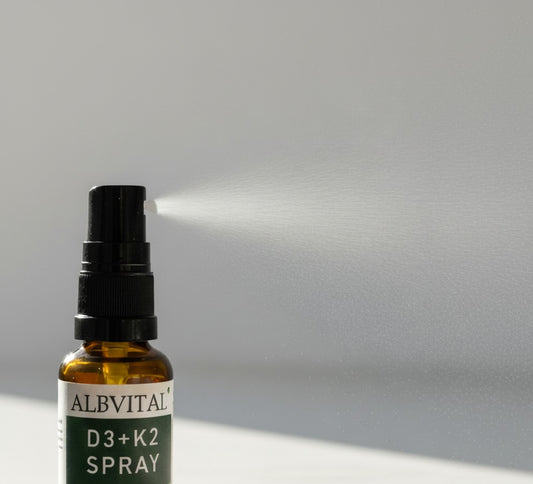 Ein Sprühstoß kommt aus dem AlbVital D3+K2 Spray